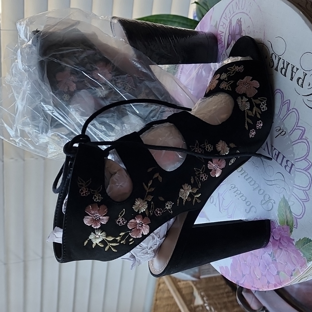 JUSTFAB LIZETTE SANDALS BLACK (NIB)